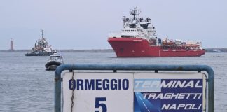 Porto di Napoli, attraccata la Ocean Viking con 254 migranti