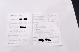 Napoli, turisti pagano 100 euro per corsa taxi da Capodichino alla Stazione: è polemica