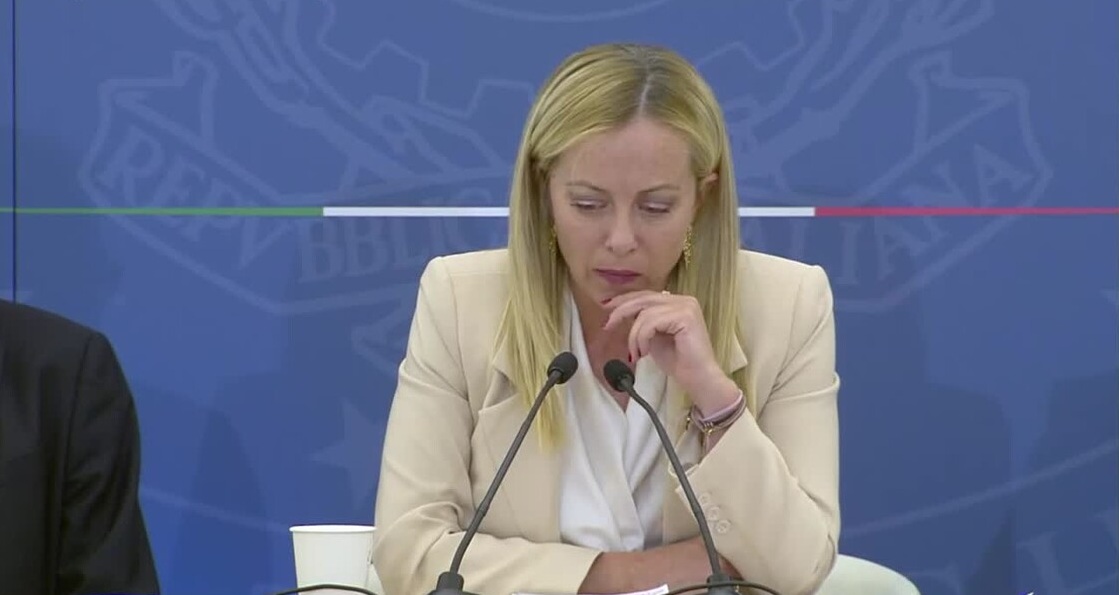 Offese social alla figlia della premier Giorgia Meloni, sospeso il professore