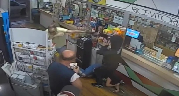 Pompei, rapina bar con pistola a salve: i clienti lo picchiano e mettono in fuga