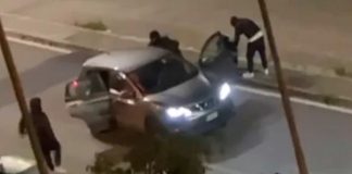 Ponticelli, bloccano strada con cassonetto e rapinano auto