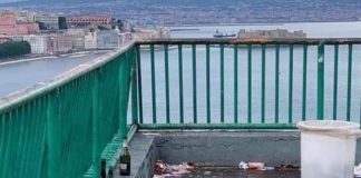 Sant'Antonio a Posillipo, vista sul Vesuvio e sui rifiuti