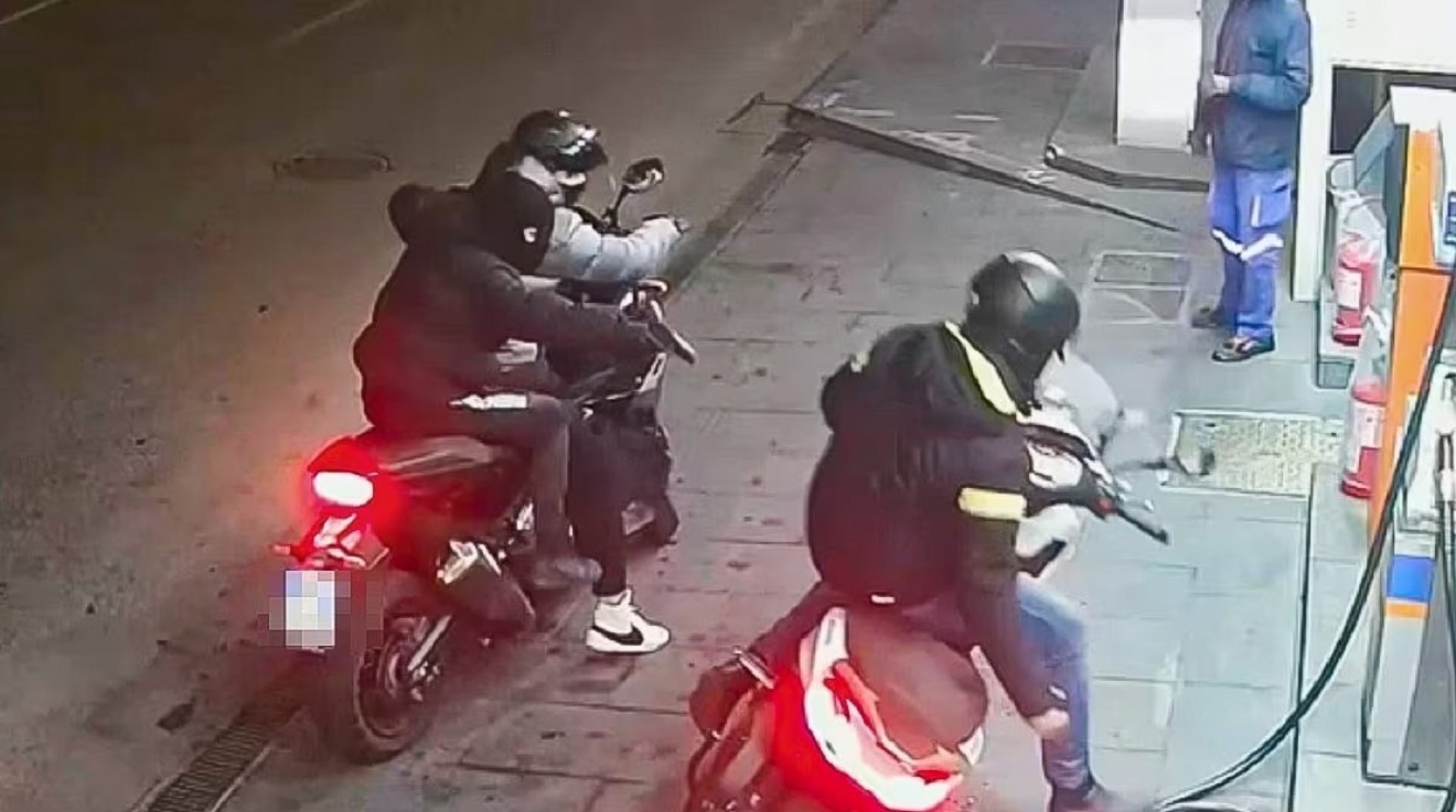 Napoli, ingegnere gambizzato durante rapina scooter: 17enne in manette