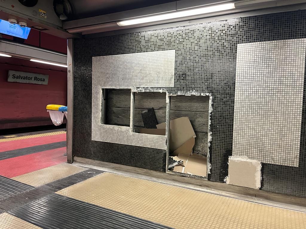 Salvator Rosa, atti vandalici in stazione: sfregiate pareti