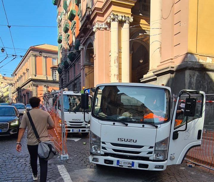 Operatori Asia e Napoli Servizi in azione alla Galleria Principe di Napoli 