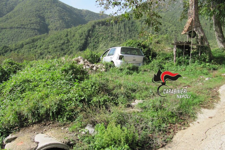 Agerola, rifiuti e carcasse di auto in un terreno: 3 denunce