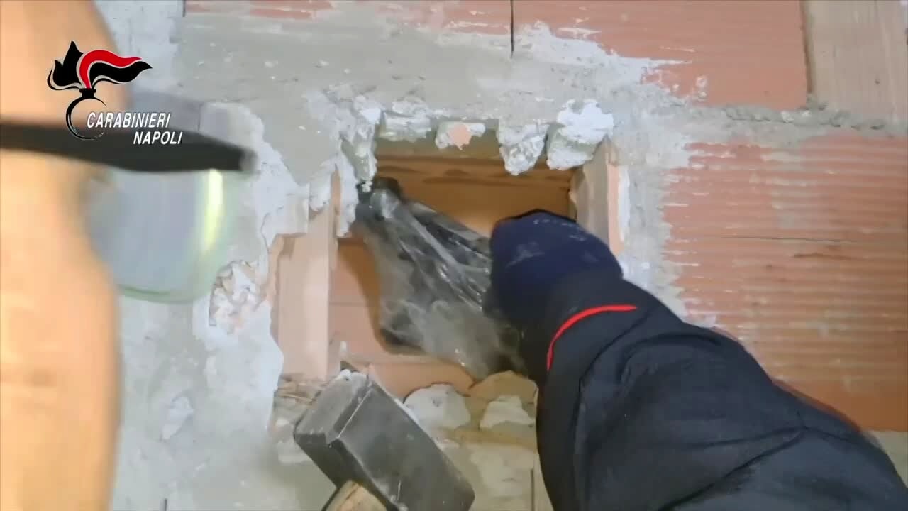 Caivano, armi e droga del clan murate nelle pareti