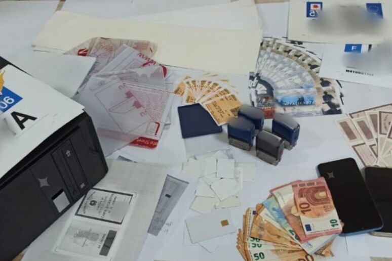 Quartieri Spagnoli, scoperta centrale di documenti falsi