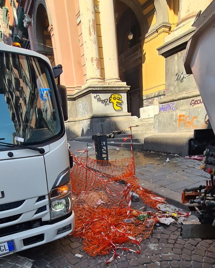 Operatori Asia e Napoli Servizi in azione alla Galleria Principe di Napoli Operatori Asia e Napoli Servizi in azione alla Galleria Principe di Napoli