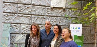 Nella foto Maurizio De Giovanni con le fondatrici di Green Blue Days Sonia Cocozza, Rosy Fusillo ed Elisabetta Masucci.