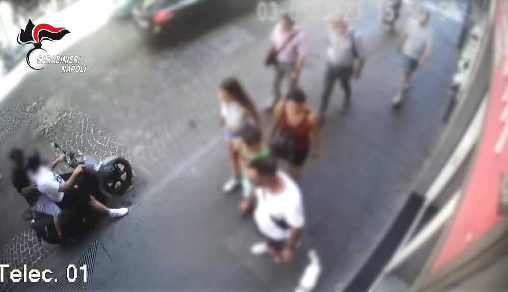 Via Toledo, scippano Rolex a turisti cinesi: arrestati