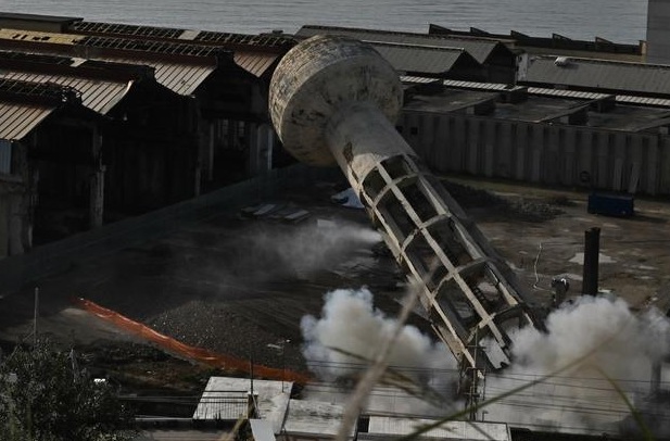 Pozzuoli, abbattuto il torrino dell'ex stabilimento Sofer