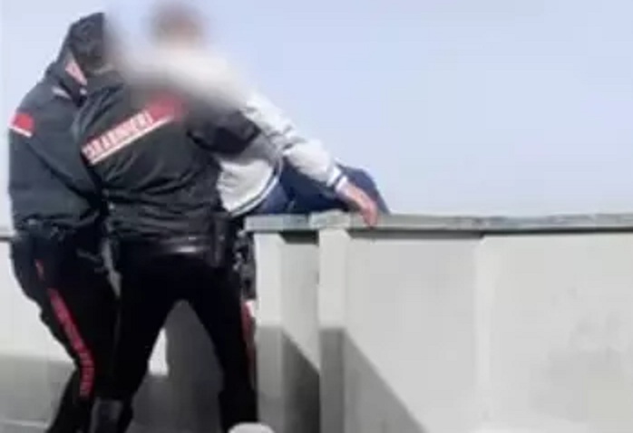 Giugliano, carabinieri salvano uomo dal suicidio
