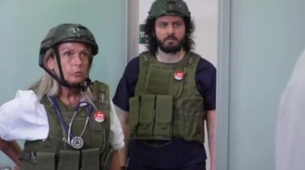 Medici a Napoli, elmetto in testa e giubbotto antiproiettile nello spot 'provocatorio'