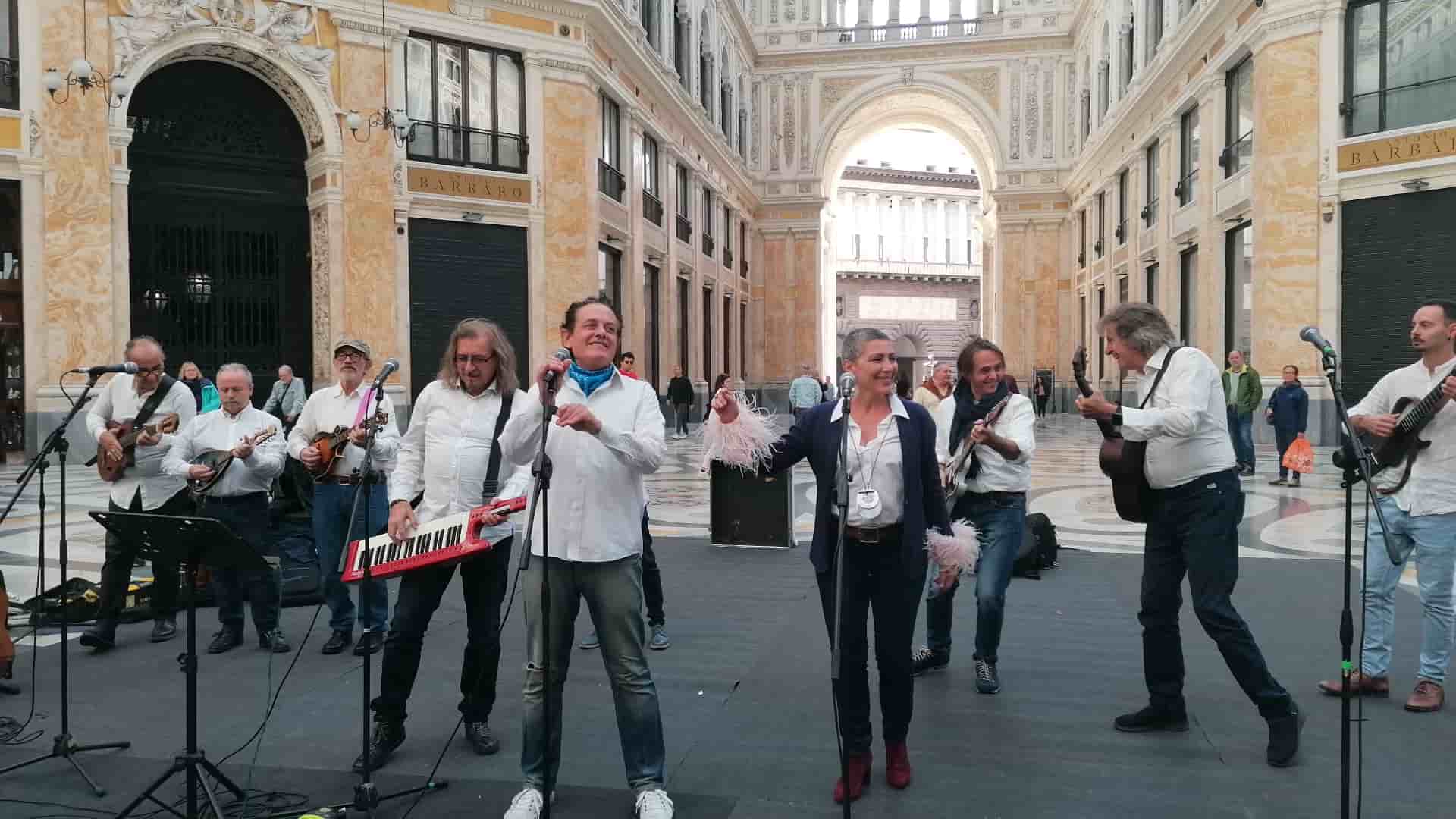 Nella Galleria Umberto di Napoli il flash mob di NOI Nuova Orchestra Italiana