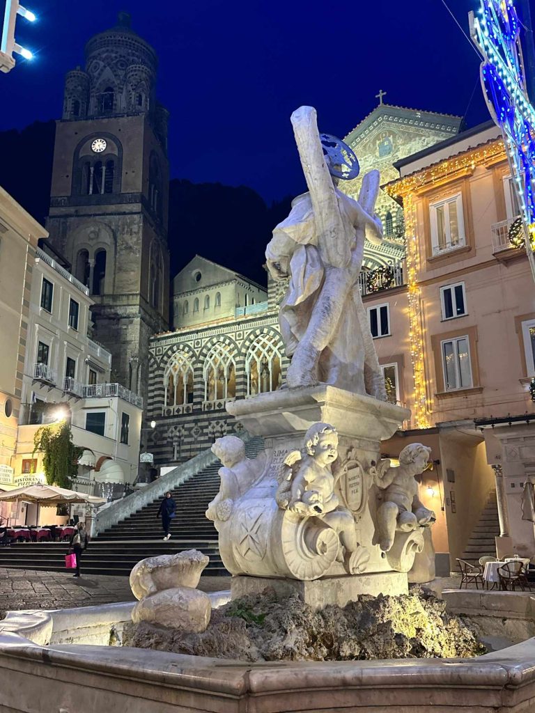Ad Amalfi si accendono le luci di Natale