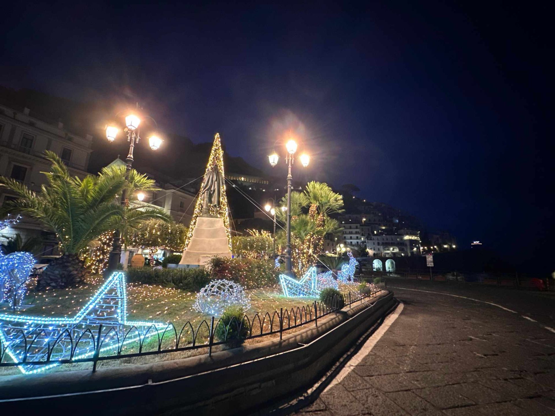 Ad Amalfi si accendono le luci di Natale