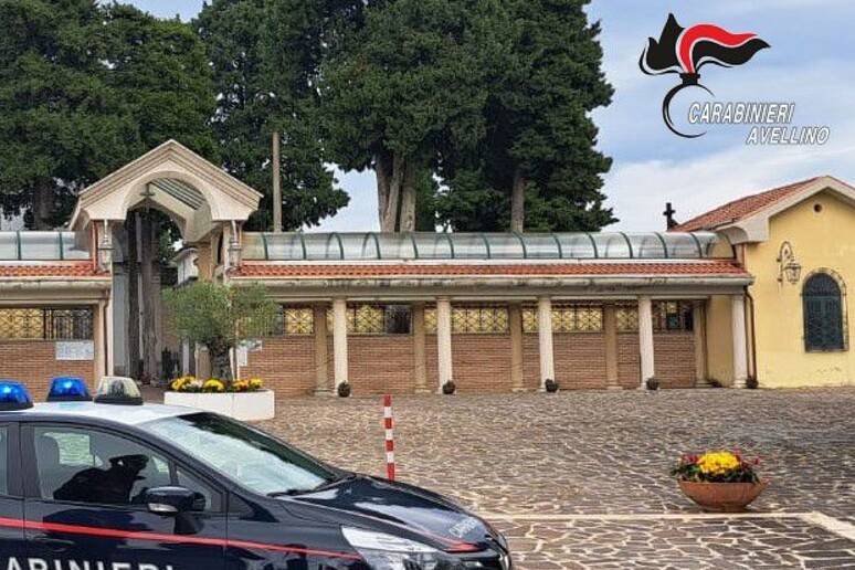 Lioni, famiglia defunto non lo paga: distrugge lapide