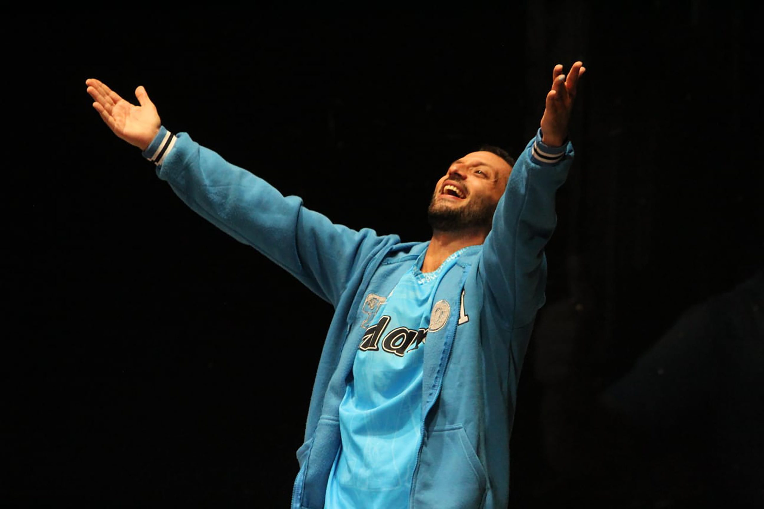 "Con la luce negli occhi" omaggio a Maradona al Teatro Serra