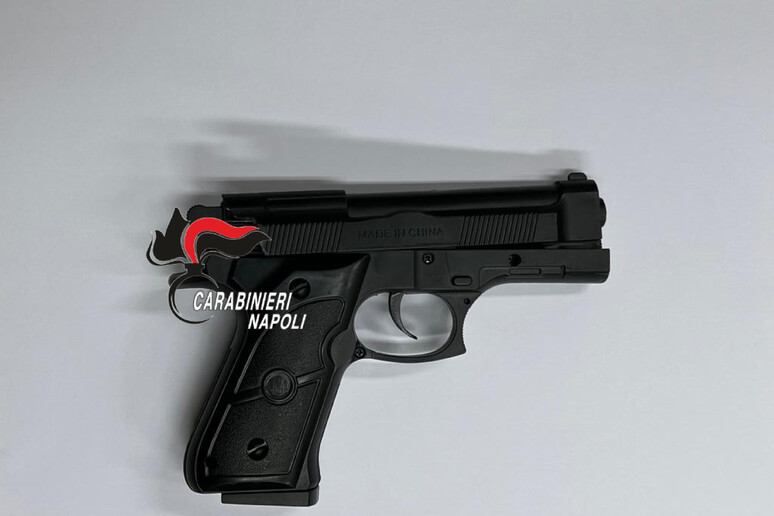 Piazza Dante, 13enne tenta rapina con pistola giocattolo