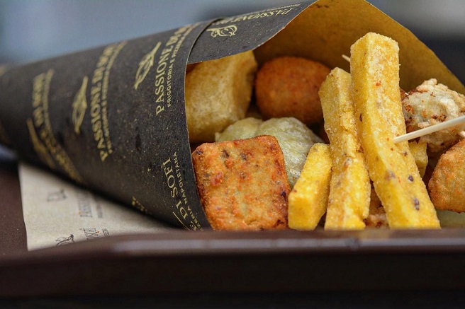 Passione di Sofì serve a Natale il “cuoppo” scaramantico con dj set di Decibel Bellini