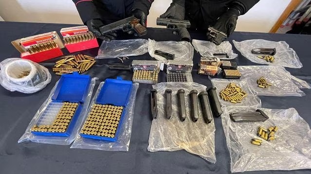 San Giorgio a Cremano, armi e bomba nascosti sul tetto di un condominio