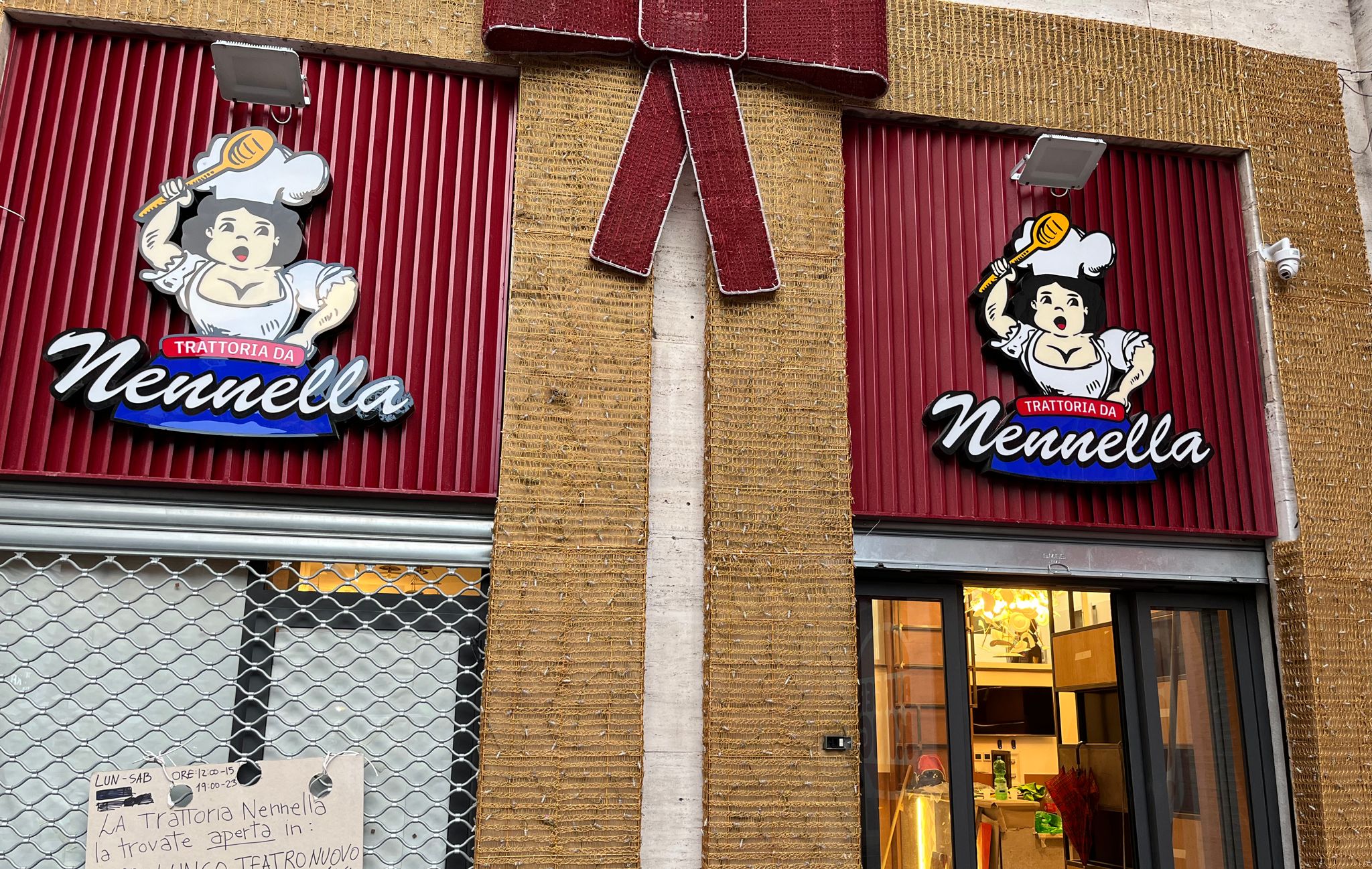 Piazza Carità, fiamme nella nuova sede di Nennella alla vigilia dell'inaugurazione