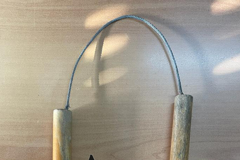 Chiaia, tenta di strangolare moglie con nunchaku: arrestato