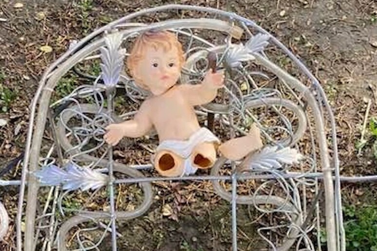 Flumeri, vandalizzato presepe in piazza
