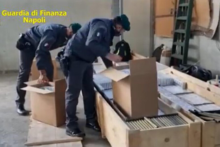 Piscinola, maxi sequestro di sigarette di contrabbando
