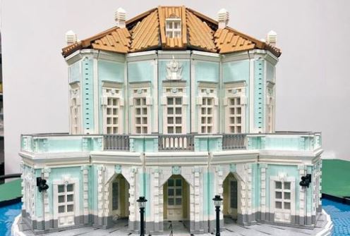 Bacoli, la Casina Vanvitelliana costruita con 30.000 mattoncini Lego