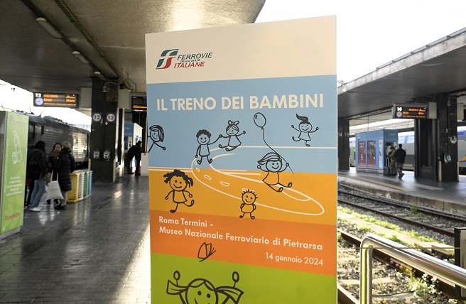 Torna il Treno dei Bambini, il convoglio storico che viaggia verso il Museo Nazionale Ferroviario di Pietrarsa.