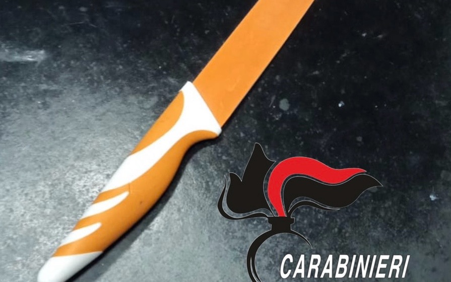 Varcaturo, tenta di accoltellare la ex con bimbo in braccio