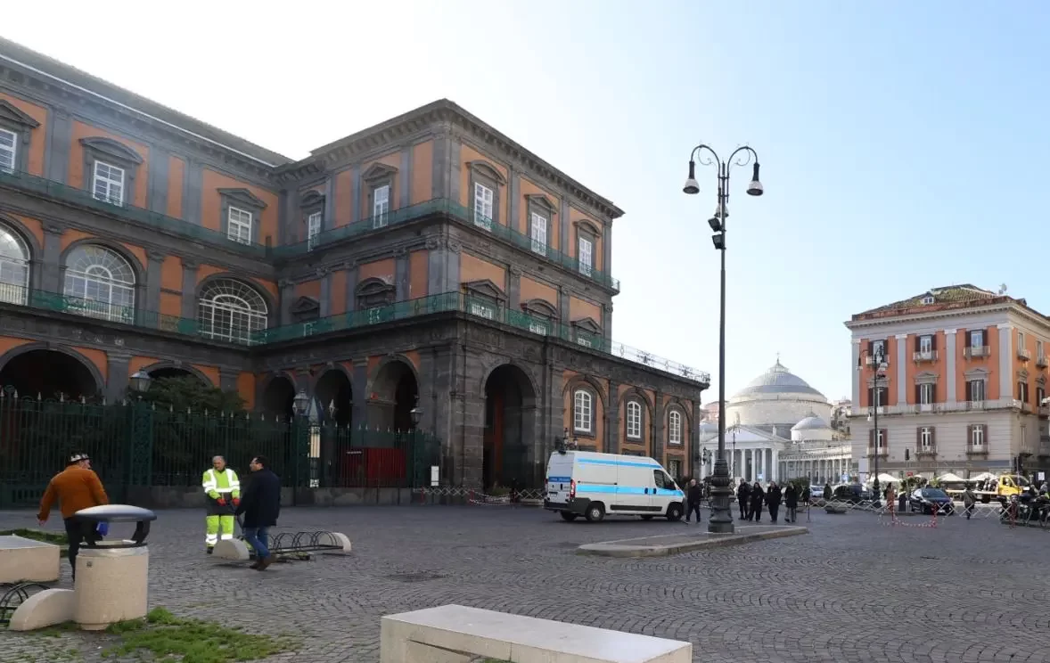 Napoli, rimosso il parcheggio abusivo nell’area pedonale di Palazzo Reale