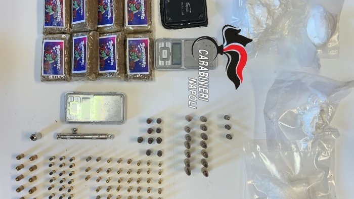 Ercolano, penna-pistola in magazzino e droga: arrestato