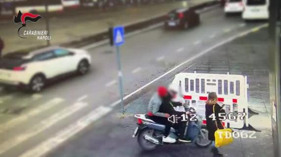 Piazza Garibaldi, donna trascinata a terra durante rapina