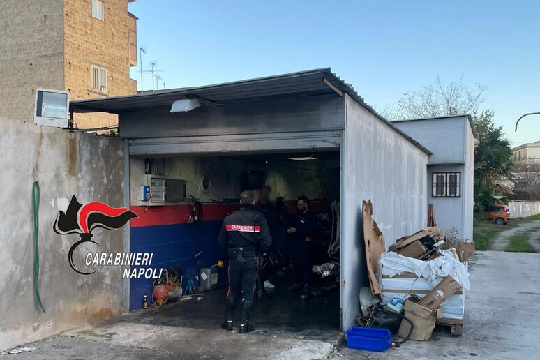 Secondigliano, scoperto cimitero di auto rubate: 2 arresti