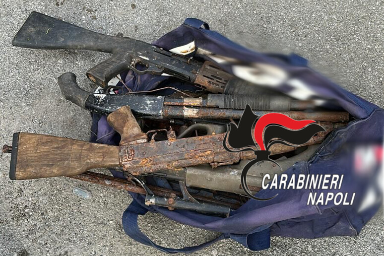 Castellammare di Stabia, scovato arsenale guerra sui tetti