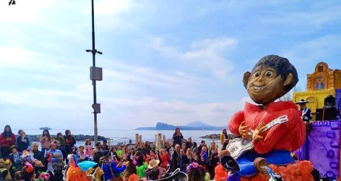 Bacoli: arriva il Carnevale in spiaggia tra carri, musica e maschere