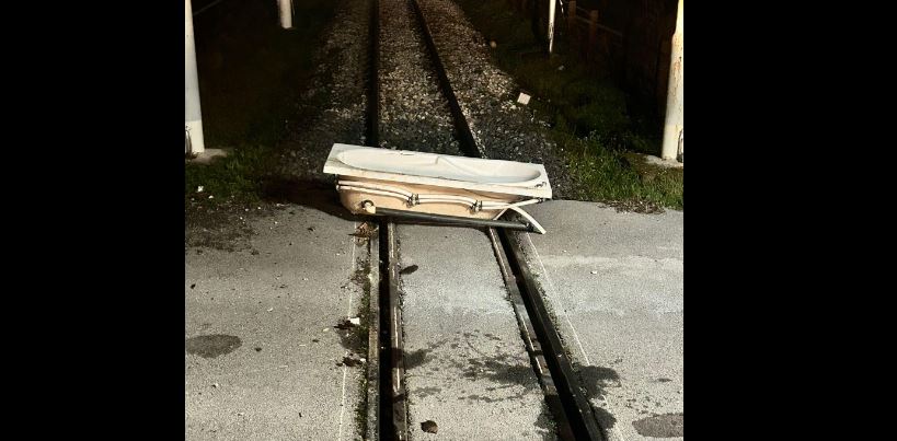 Vasca da bagno su binari Circumvesuviana, fermati 3 minori