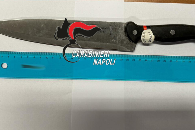 Bacoli, si presenta dalla sua ex con 2 coltelli: arrestato