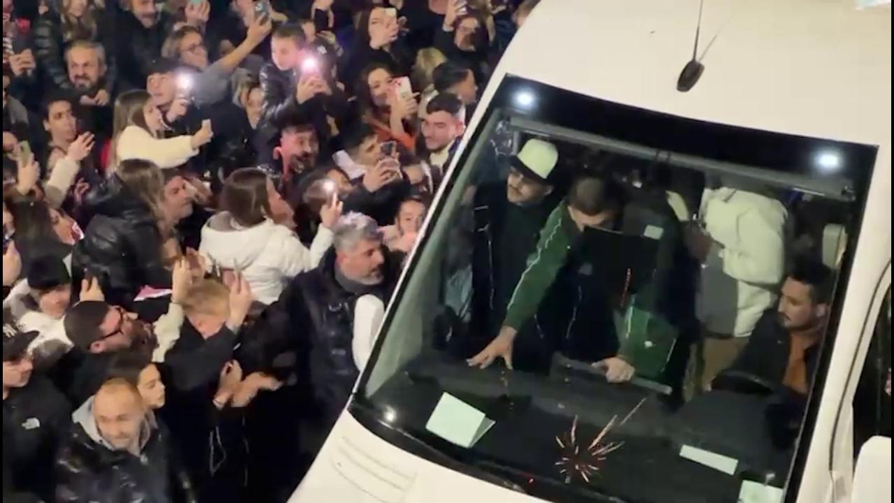 Geolier, fuochi d'artificio per il ritorno al rione Gescal e oggi una targa dal sindaco