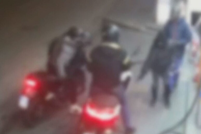 Ferito durante tentata rapina scooter a Napoli, un arresto