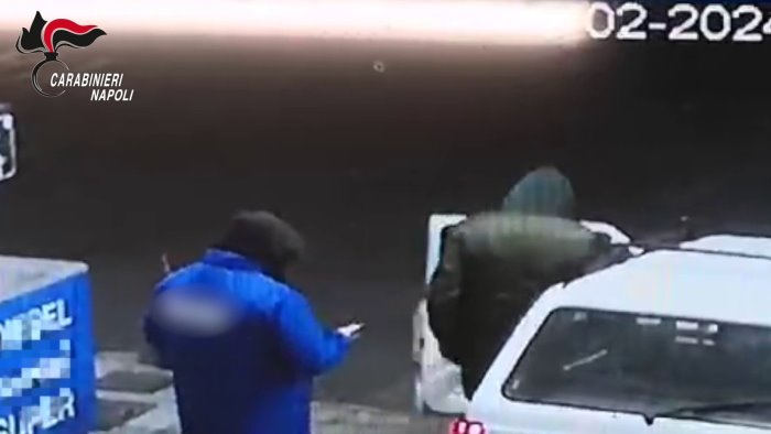 Rapine a distributori benzina, arrestato 37enne a Napoli