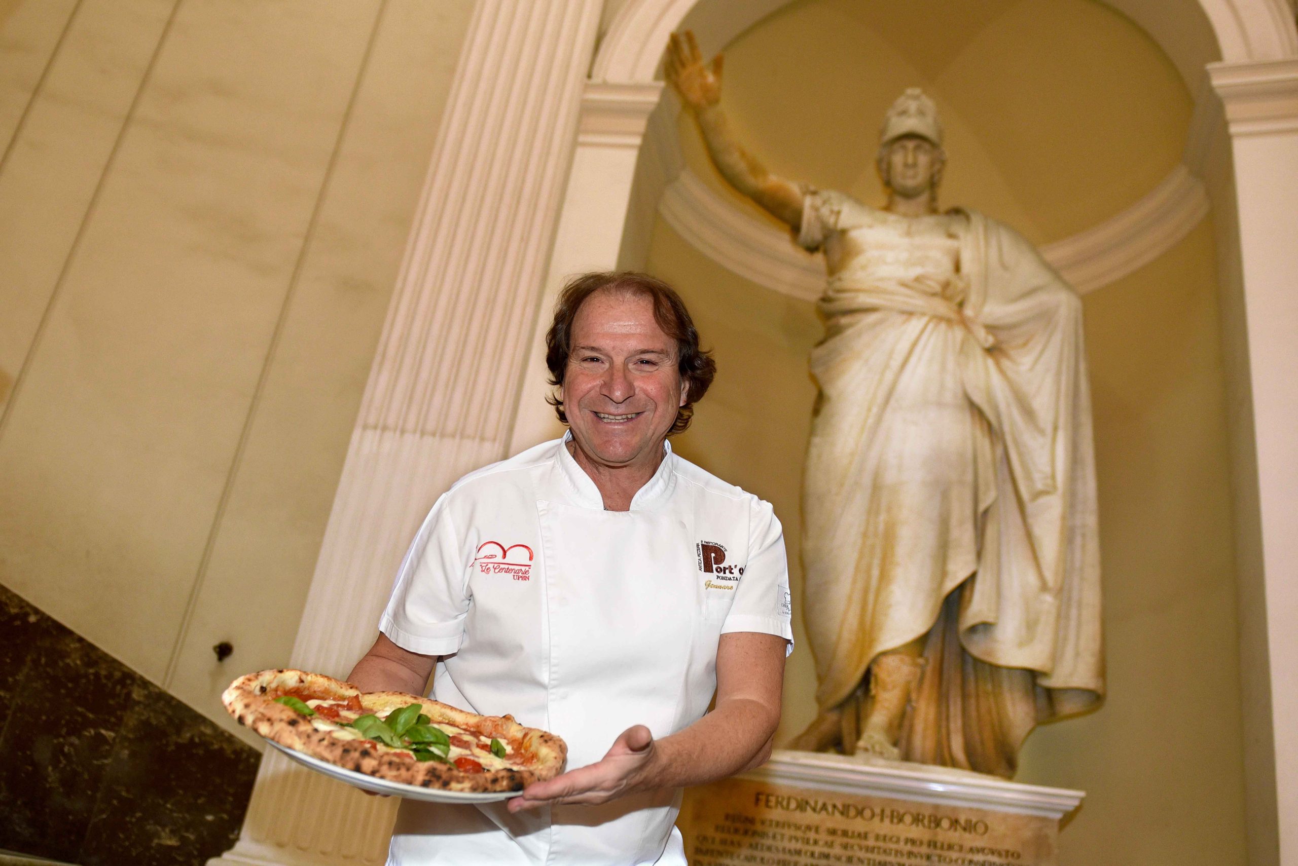 Il Sindaco Manfredi consegna la targa del Comune all'Antica Pizzeria Port'Alba
