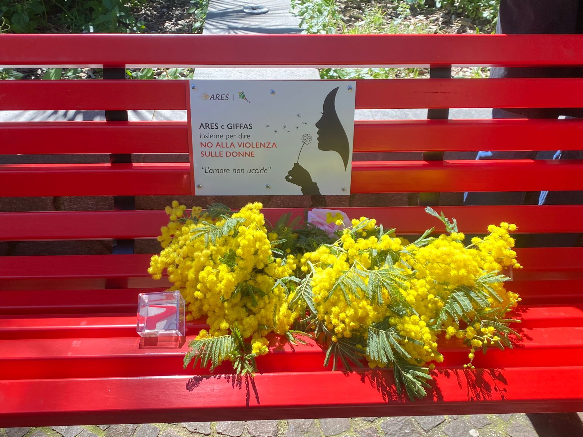 A Bagnoli inaugurata la panchina rossa dedicata alle donne
