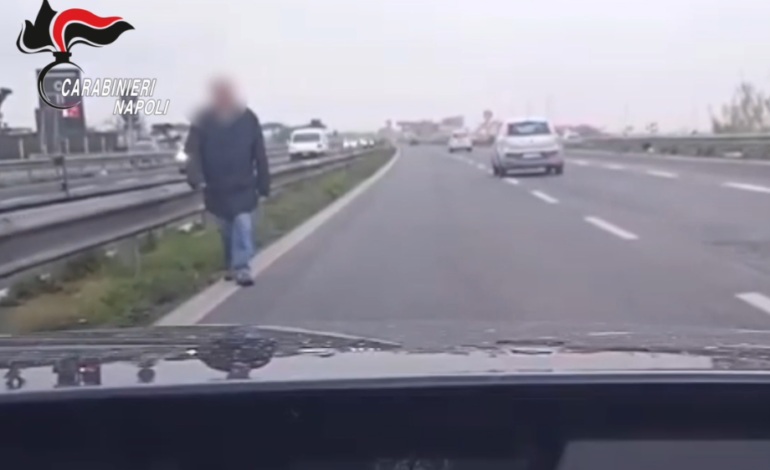 Vaga a piedi per l’Asse mediano tra le auto che sfrecciano: 80enne salvato dai carabinieri