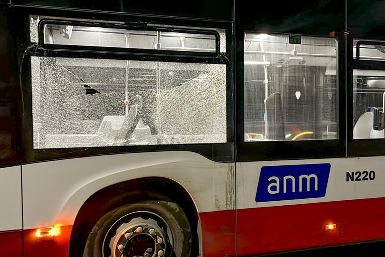 Anm, 2 bus danneggiati a colpi di mazza da ignoti a Napoli