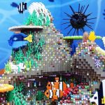 Ultima imperdibile settimana all’Arena Flegrea Indoor- Mostra d’Oltremare (con ingresso da Viale Kennedy 54)  per  “Brick Live- Ocean Napoli”- “Il tuo mondo LEGO”, l’evento internazionale che fino a domenica 14 aprile 2024  continuerà a conquistare i bambini e i loro accompagnatori.  Con tanti milioni di mattoncini Lego in oltre 4mila metri quadri al coperto, la possibilità di giocare insieme a tutta la famiglia liberando fantasia e creatività nel segno di un mondo ricco di colori ed emozioni senza età.  Per i visitatori la bella opportunità di trascorrere tante ore all’insegna del divertimento in un ambiente stimolante, interattivo ed educativo, dove sentirsi e diventare un inimitabile artista.  Con il titolo “Brick Live- Ocean Napoli” nella mitica struttura alla Mostra d’Oltremare, la possibilità di vivere le sorprese di un percorso chiamato BrickLive-OCEAN animato da circa 30 esemplari di creature marine appartenenti al fantastico mondo blu, fatte con circa 2,5 milioni di mattoncini. L’evento incoraggia attivamente tutti nel segno del motto: impara, costruisci e gioca. BrickLive fornisce ispirazione, spazio centrale dove i fan possono costruire, zone di costruzione a tema, tra cui, 5 Piscine di mattoncini di cui 1 adatta alla fascia d’età 0-3 anni, la mappa di un paese europeo con le varie strutture di mattoncini che caratterizzano il paese in questione ed in più, il muro dei graffiti di mattoncini dove lasciare la propria firma, l’area minecraft e l’area race ramps e l’area fotografica. Per i visitatori, un lungimirante progetto che si dimostrerà come l’occasione perfetta ed unica per gli inesauribili appassionati dei mitici mattoncini LEGO®.