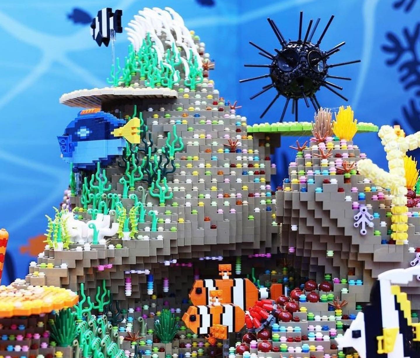 Ultima imperdibile settimana all'Arena Flegrea Indoor- Mostra d'Oltremare (con ingresso da Viale Kennedy 54) per “Brick Live- Ocean Napoli”- “Il tuo mondo LEGO”, l’evento internazionale che fino a domenica 14 aprile 2024 continuerà a conquistare i bambini e i loro accompagnatori. Con tanti milioni di mattoncini Lego in oltre 4mila metri quadri al coperto, la possibilità di giocare insieme a tutta la famiglia liberando fantasia e creatività nel segno di un mondo ricco di colori ed emozioni senza età. Per i visitatori la bella opportunità di trascorrere tante ore all’insegna del divertimento in un ambiente stimolante, interattivo ed educativo, dove sentirsi e diventare un inimitabile artista. Con il titolo “Brick Live- Ocean Napoli” nella mitica struttura alla Mostra d'Oltremare, la possibilità di vivere le sorprese di un percorso chiamato BrickLive-OCEAN animato da circa 30 esemplari di creature marine appartenenti al fantastico mondo blu, fatte con circa 2,5 milioni di mattoncini. L'evento incoraggia attivamente tutti nel segno del motto: impara, costruisci e gioca. BrickLive fornisce ispirazione, spazio centrale dove i fan possono costruire, zone di costruzione a tema, tra cui, 5 Piscine di mattoncini di cui 1 adatta alla fascia d’età 0-3 anni, la mappa di un paese europeo con le varie strutture di mattoncini che caratterizzano il paese in questione ed in più, il muro dei graffiti di mattoncini dove lasciare la propria firma, l'area minecraft e l'area race ramps e l'area fotografica. Per i visitatori, un lungimirante progetto che si dimostrerà come l’occasione perfetta ed unica per gli inesauribili appassionati dei mitici mattoncini LEGO®.